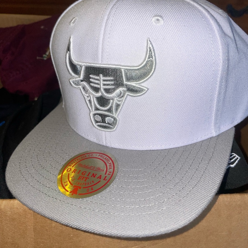 Mitchell & Ness White and Gray Snapback Cap